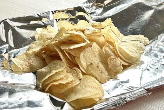 白黒のポテトチップス袋